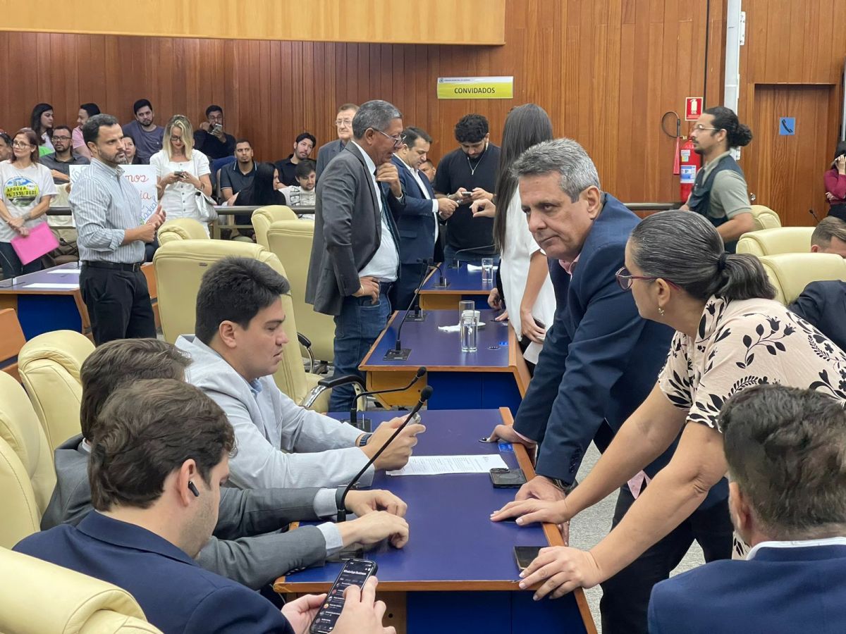 Enquanto Goiânia enfrenta o caos, vereadores aprovam aumento no próprio salário